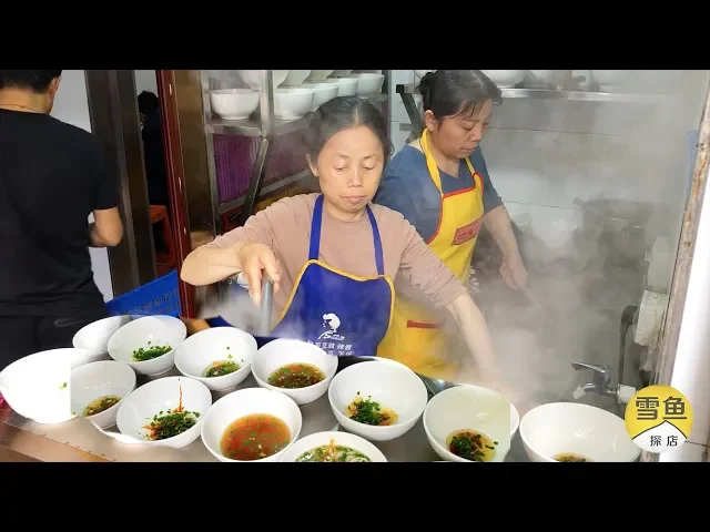 湖南38年早餐粉店,一堆顾客堵门口吃,8元一碗能喝得汤不剩!